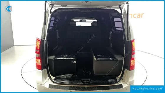 HYUNDAI STAREX 5-SEATER VAN