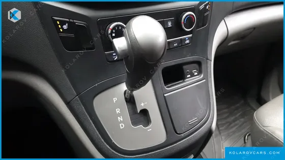 HYUNDAI STAREX 5-SEATER VAN