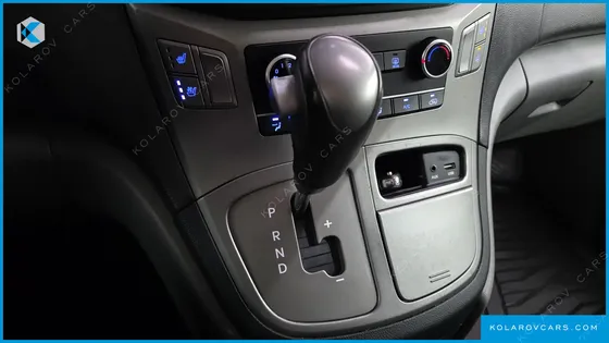 HYUNDAI STAREX 5-SEATER VAN