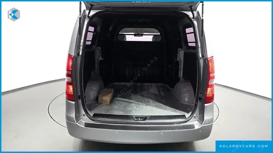 HYUNDAI STAREX 5-SEATER VAN
