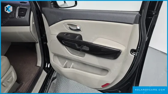 KIA CARNIVAL 9-SEATER PRSTIGE