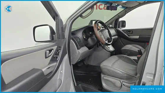 HYUNDAI STAREX 5-SEATER VAN