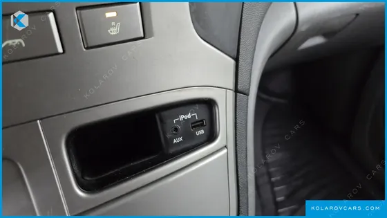 HYUNDAI STAREX 5-SEATER VAN