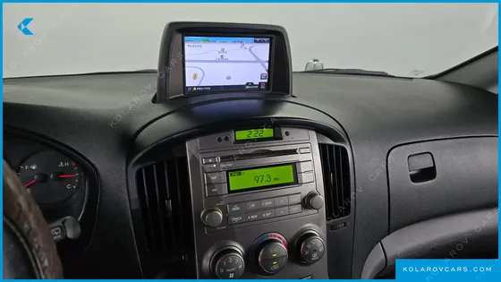 HYUNDAI STAREX 5-SEATER VAN