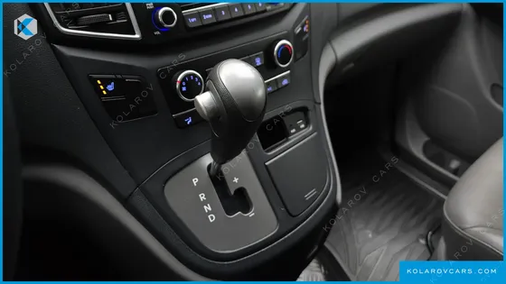 HYUNDAI STAREX 5-SEATER VAN