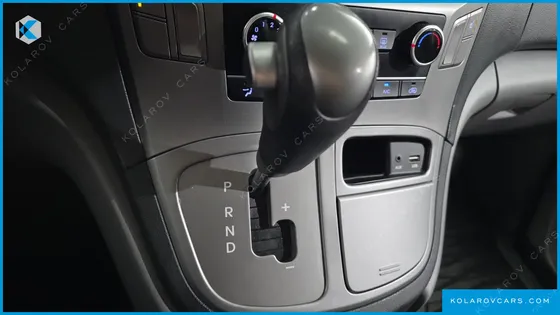HYUNDAI STAREX 3-SEATER VAN