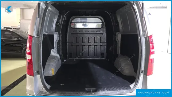 HYUNDAI STAREX 5-SEATER VAN
