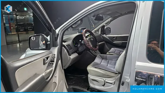 HYUNDAI STAREX 5-SEATER VAN