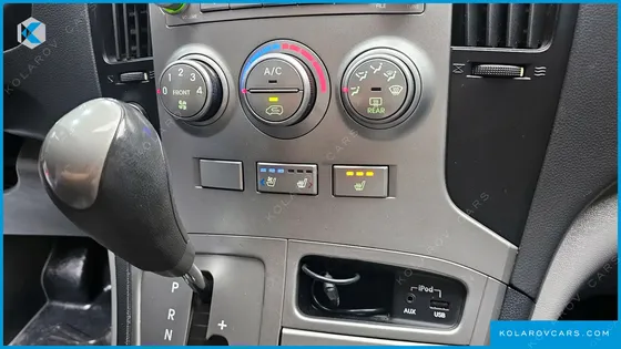 HYUNDAI STAREX 5-SEATER VAN