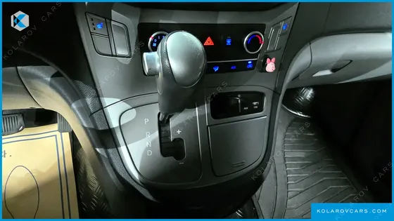 HYUNDAI STAREX 5-SEATER VAN