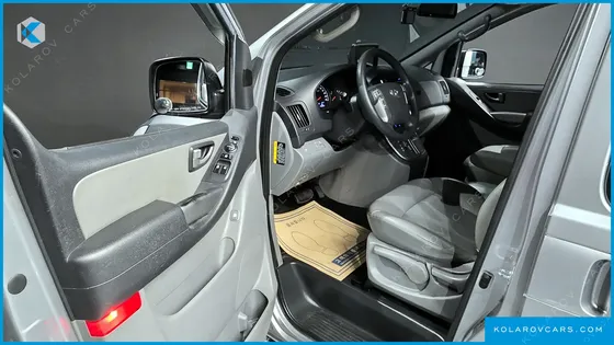HYUNDAI STAREX 5-SEATER VAN