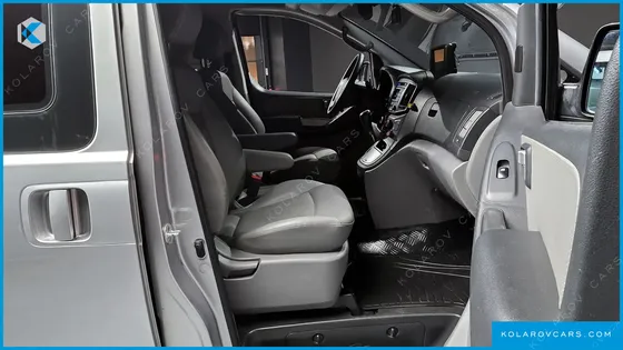 HYUNDAI STAREX 5-SEATER VAN