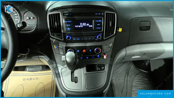 HYUNDAI STAREX 5-SEATER VAN
