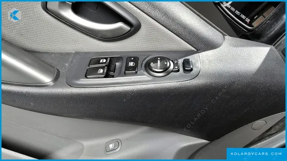 HYUNDAI STAREX 5-SEATER VAN