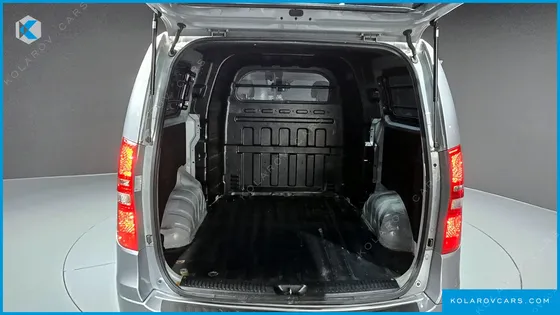 HYUNDAI STAREX 5-SEATER VAN