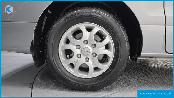 HYUNDAI STAREX 5-SEATER VAN