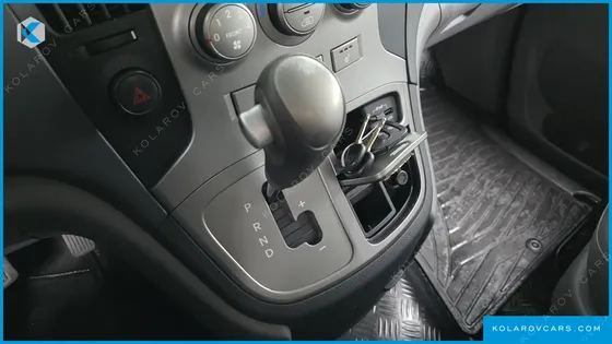 HYUNDAI STAREX 5-SEATER VAN