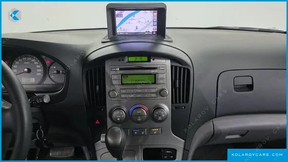 HYUNDAI STAREX 5-SEATER VAN