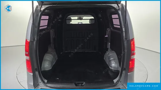 HYUNDAI STAREX 5-SEATER VAN