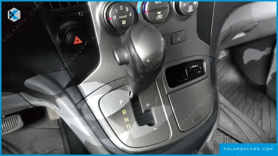 HYUNDAI STAREX 5-SEATER VAN
