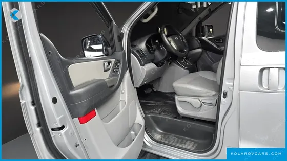 HYUNDAI STAREX 5-SEATER VAN