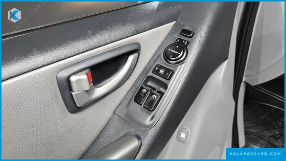 HYUNDAI STAREX 5-SEATER VAN