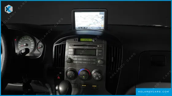 HYUNDAI STAREX 5-SEATER VAN