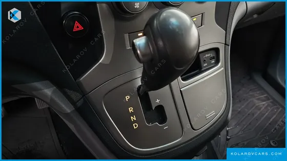 HYUNDAI STAREX 5-SEATER VAN