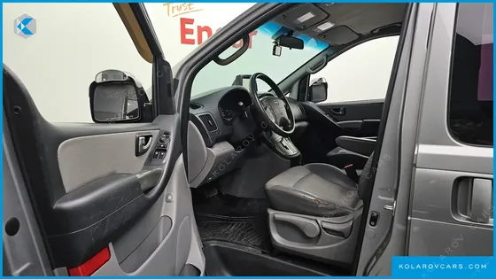 HYUNDAI STAREX 5-SEATER VAN