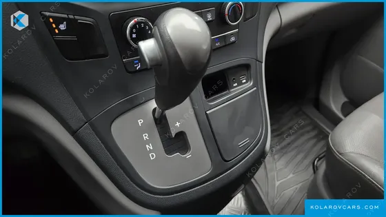 HYUNDAI STAREX 5-SEATER VAN