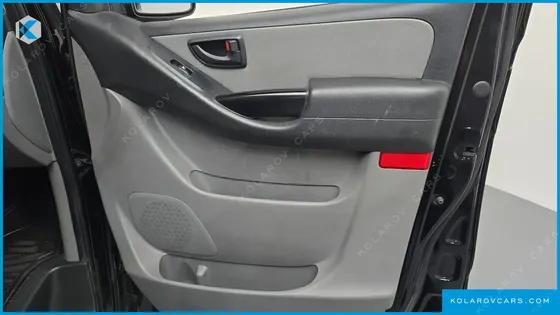 HYUNDAI STAREX 5-SEATER VAN