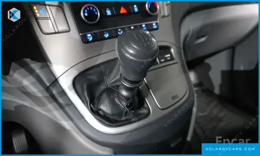 HYUNDAI STAREX 5-SEATER VAN