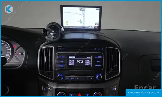 HYUNDAI STAREX 5-SEATER VAN