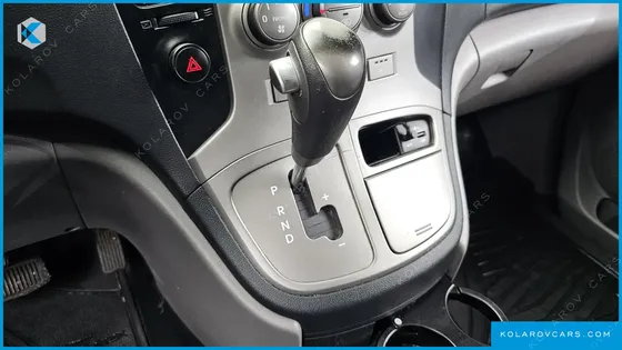 HYUNDAI STAREX 5-SEATER VAN