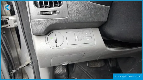 HYUNDAI STAREX 5-SEATER VAN