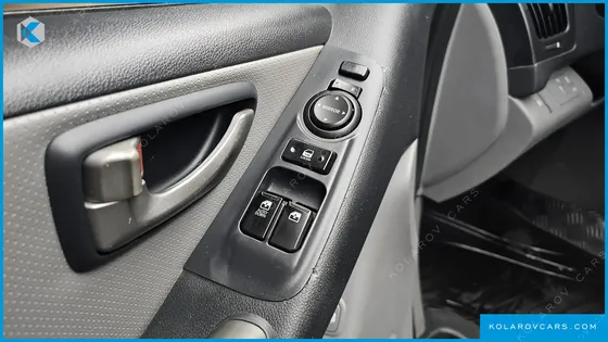 HYUNDAI STAREX 5-SEATER VAN