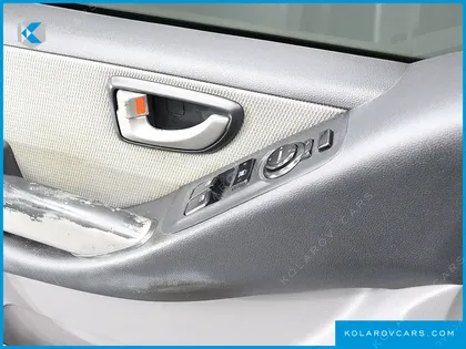 HYUNDAI STAREX 5-SEATER VAN
