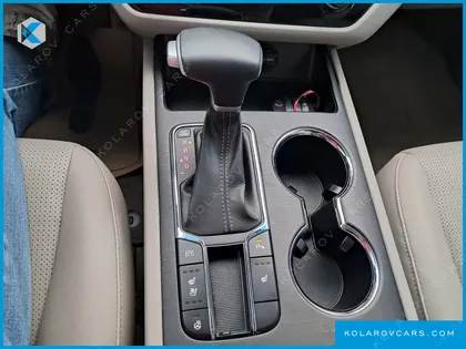 KIA CARNIVAL 9-SEATER LUXURY