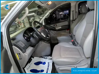 HYUNDAI STAREX 5-SEATER VAN