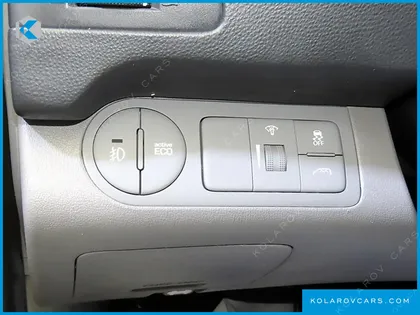 HYUNDAI STAREX 5-SEATER VAN