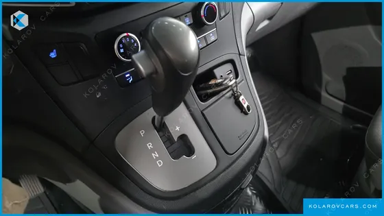 HYUNDAI STAREX 5-SEATER VAN