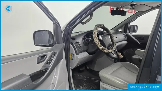 HYUNDAI STAREX 5-SEATER VAN