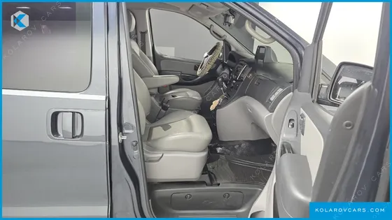 HYUNDAI STAREX 5-SEATER VAN