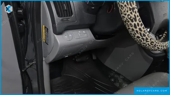 HYUNDAI STAREX 5-SEATER VAN