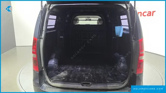 HYUNDAI STAREX 5-SEATER VAN