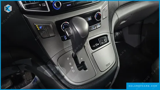 HYUNDAI STAREX 5-SEATER VAN