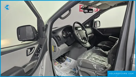 HYUNDAI STAREX 5-SEATER VAN