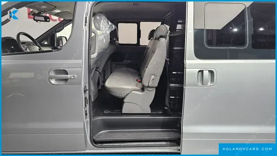 HYUNDAI STAREX 5-SEATER VAN