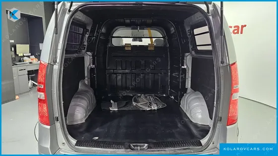 HYUNDAI STAREX 5-SEATER VAN