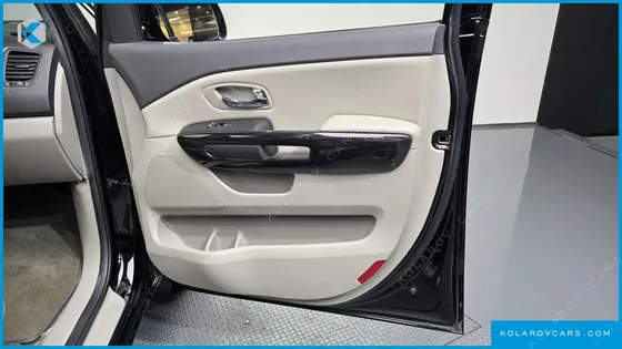 KIA CARNIVAL GASOLINE 11-SEATER PRESTIGE